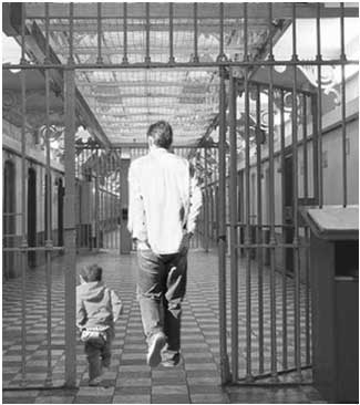 سایه خط خطی پدران زندانی بر سر فرزندان